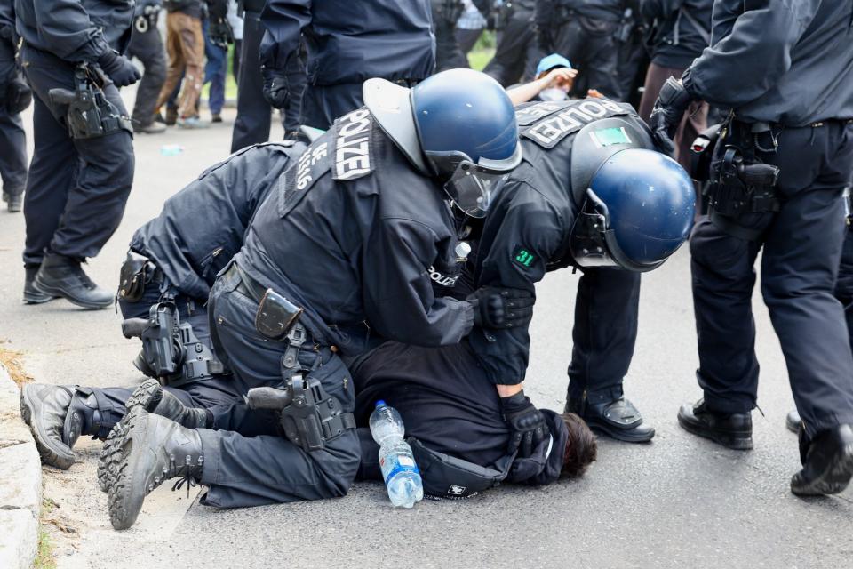 數名示威者遭警方拘捕。路透社