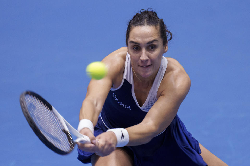 La italiana Martina Trevisan regresa la bola en el duelo de semifinales de la Copa Billie Jean King ante la eslovena Kaja Suvan en el Estadio La Cartuja en Sevilla, España el sábado 11 de noviembre del 2023. (AP Foto/Manu Fernandez)