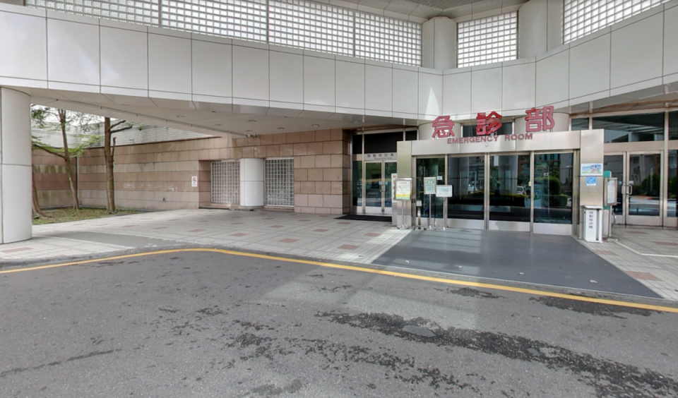 一位67歲的陳姓婦人在台北市內湖區的三軍總醫院急診室外的道路上，被一輛運送砂石的重型車輛碾壓，緊急救治後不幸去世。   圖：翻攝自google ma