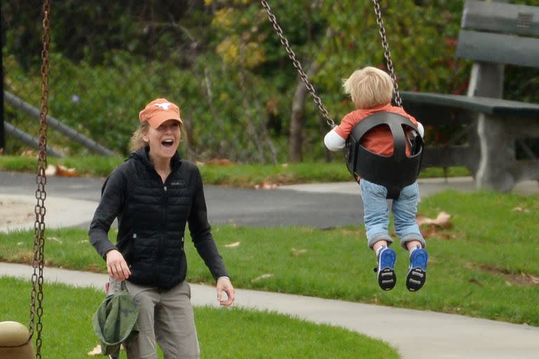 A pura sonrisa: la actriz de 52 años, en su encuentro con el menor de los hijos de su novio