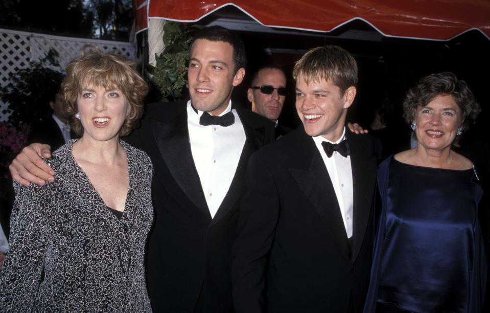 LOS ÁNGELES - 23 DE MARZO: El actor Ben Affleck y su madre Chris Boldt y el actor Matt Damon y su madre Nancy Carlsson-Paige asisten a la 70ª edición anual de los Premios de la Academia el 23 de marzo de 1998 en el Shrine Auditorium de Los Ángeles, California. (Foto de Ron Galella, Ltd./Colección Ron Galella vía Getty Images)