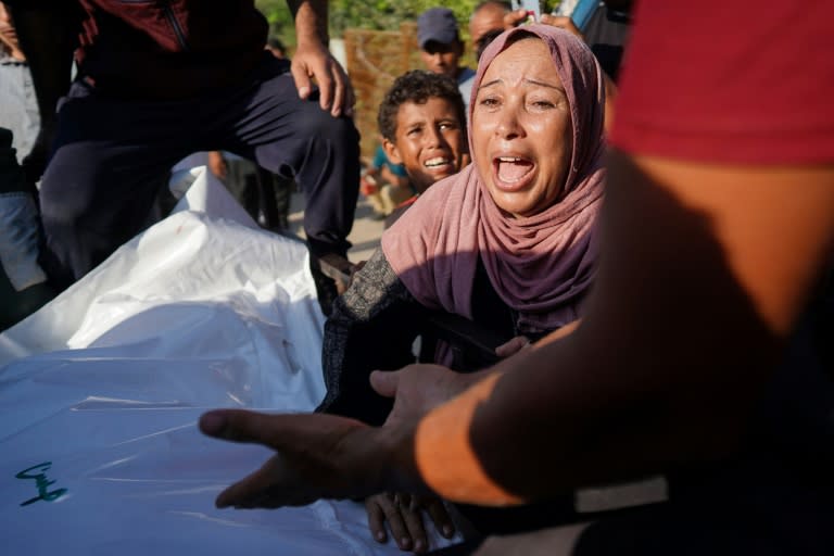 Una palestina llora tras la muerte de un miembro de su familia en un bombardeo, en Jan Yunis, en el sur de la Franja de Gaza, el 14 de agosto de 2024 (Bashar TALEB)