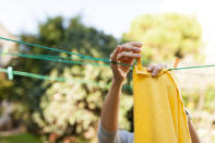 No utilices secadora y deja que tus prendas al aire después del lavado. El sol además ayudará a eliminar algunas bacterias que se hayan quedado en la ropa. (Foto: Getty Images).