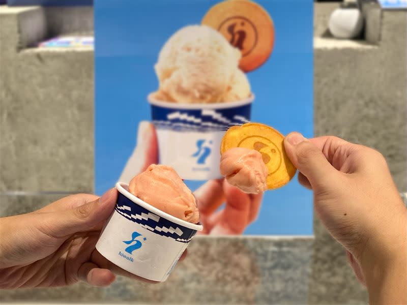 「hiwalk gelato」蛋捲餅乾沾冰淇淋，獨創冰淇淋新吃法。。（圖／品牌業者提供）