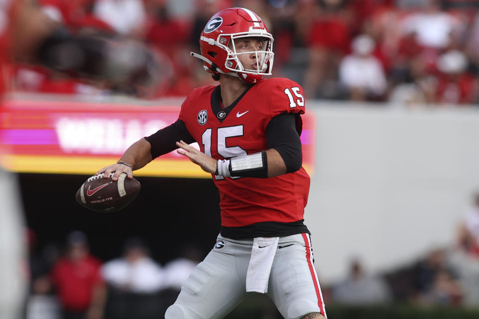 Georgia's Carson Beck (15) beat out Brock Vandagriff and Gunner Stockton to win the starting quarterback job for the 2023 season. (AP Photo/Brett Davis)