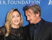 <p>No ha tenido Madonna demasiada suerte sentimentalmente, pero nadie duda de que el gran amor de su vida siempre fue Sean Penn, con el que estuvo casada en los años 80. El matrimonio fue muy tormentoso, aunque curiosamente se llevan de maravilla desde su divorcio. Muchos sueñan con volverlos a ver juntos. (Foto: Angela Weiss / Getty Images). </p>