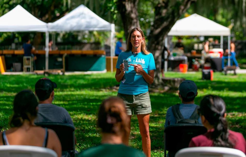 Tiffany Troxler, profesora asociada del Departamento de Tierra y Medio Ambiente de la Universidad Internacional de la Florida (FIU), instruyendo a un grupo de voluntarios durante un evento de ciencia ciudadana en Legion Park el sábado 10 de septiembre de 2022, en Miami, la Florida.