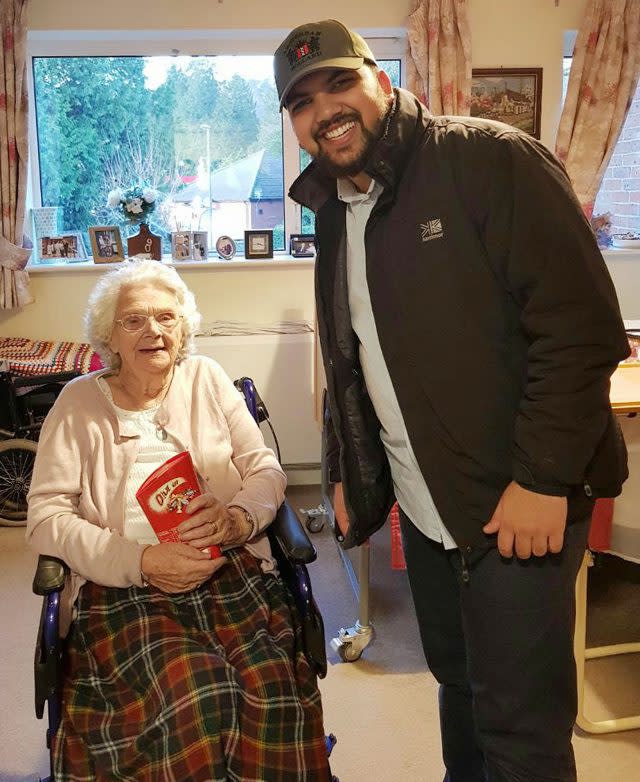 A young Muslim visiting a care home (AMYA/PA)