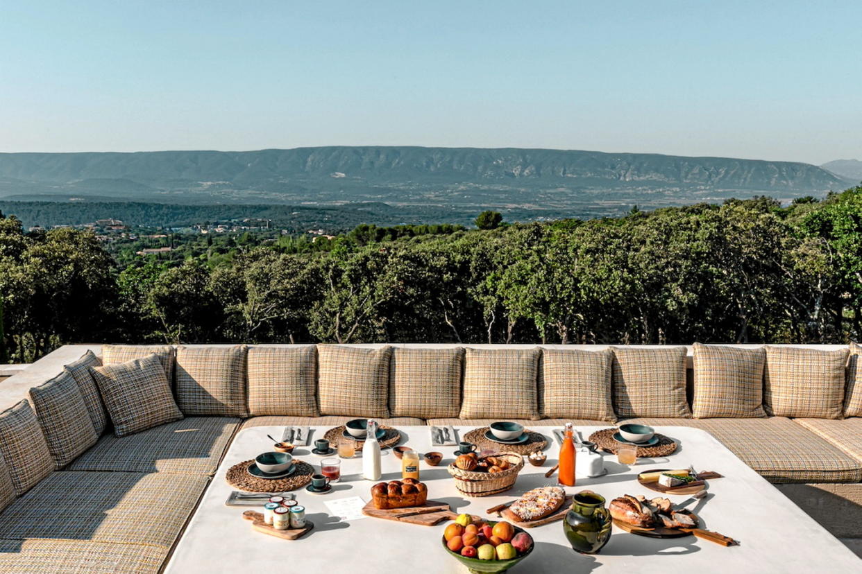 Le nouveau guide Weeks Off propose pas moins de 52 maisons de caractère à louer dans toute la France. En photo, Les Hauts de Gordes, à Gordes.  - Credit:DR