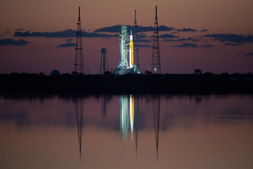 El Sistema de Lanzamiento Espacial (SLS) de la NASA con la nave espacial Orión a bordo. <a href="https://www.nasa.gov/image-feature/space-launch-system-rocket-at-dawn" rel="nofollow noopener" target="_blank" data-ylk="slk:NASA" class="link ">NASA</a>