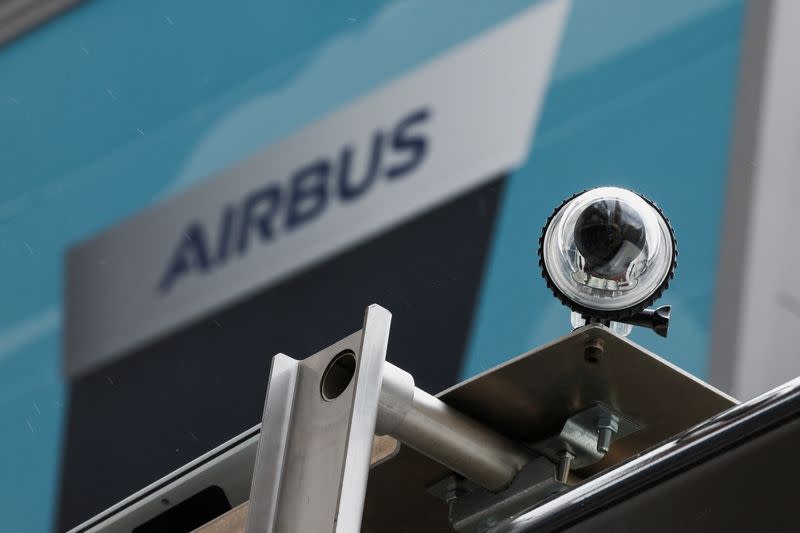 Airbus studies self-taxiing airplanes to avoid tarmac collisions