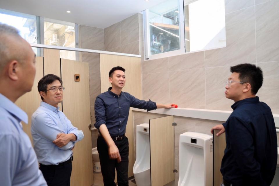 《圖說》竹北市公所改善公廁計畫，特別規劃增設防掉落收邊置物檯，方便民眾如廁時可放置採買物品。（圖／竹北市公所提供）