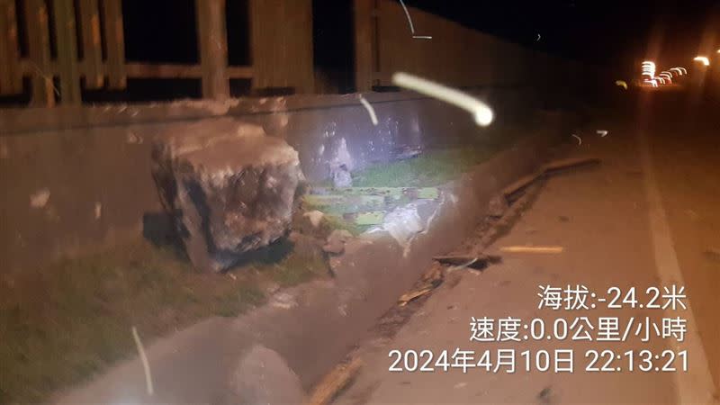 台9線蘇花公路147.7K和中路段昨晚，邊坡落石擊損省道山側防落石柵。（圖／東區養護工程分局提供）