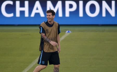 Barcelona's Lionel Messi attends a training session ahead of their Champions League group E soccer match against AS Roma in Rome, Italy, September 15, 2015. REUTERS/Max Rossi/Files