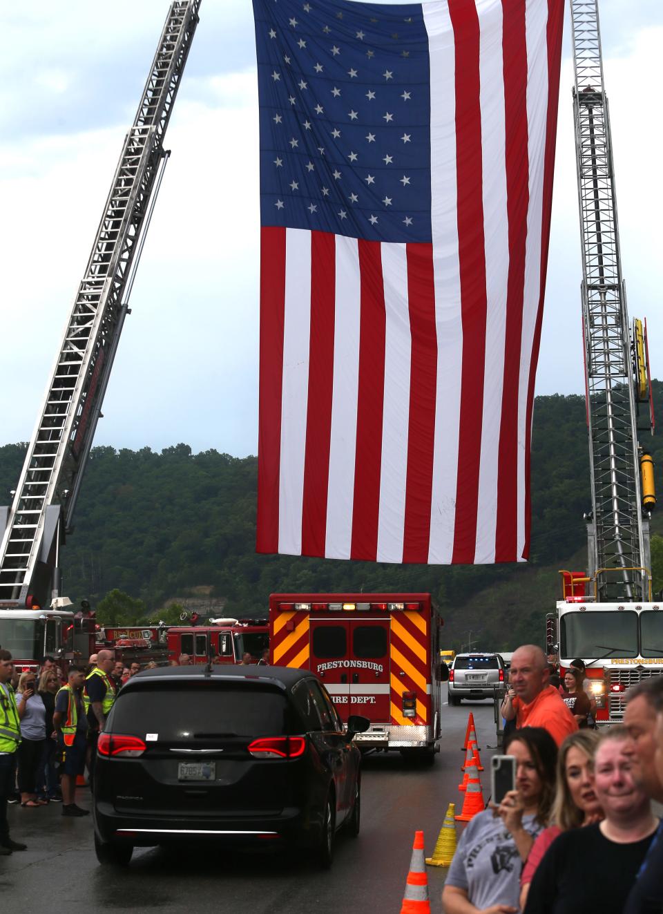 Sheriff’s Deputy William Petry and Prestonsburg Police Capt. Ralph Frasure, who were killed trying to serve a warrant yesterday, were brought back from the Frankfort today.July 1, 2022