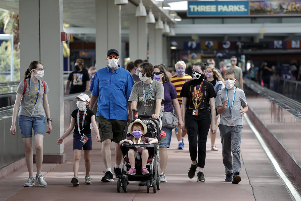 Visitantes llegan al Universal Orlando Resort el miércoles 3 de junio de 2020 en Orlando, Florida. El parque temático reabrió sus puertas para aquellos con pases de temporada y abrirá al público general el viernes. (AP Foto/John Raoux)