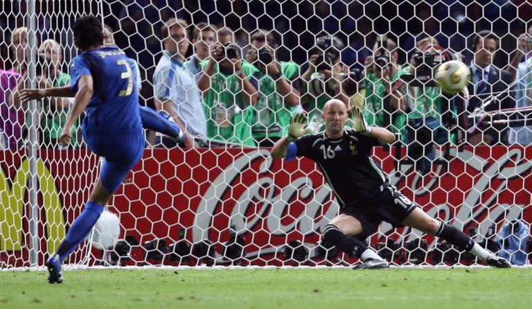 Fabio Grosso dispara frente a Fabien Barthez en la única tanda ganada por Italia, pero importantísima: la definitoria de Alemania 2006, el mundial de su cuarta estrella; Francia nunca perdió un partido en sus cuatro finales, y sin embargo tiene dos copas.