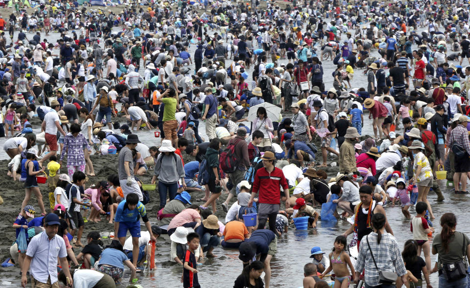 <p>Zehntausende Japaner tummeln sich zum Start der „Golden Week” (dt.: goldene Woche) am Strand von Yokohama und suchen dort nach Muscheln. In der „Golden Week” reihen sich mehrere Feiertage aneinander – deswegen haben die meisten Arbeitnehmer in dieser Zeit Urlaub. (Bild: AP Photo) </p>