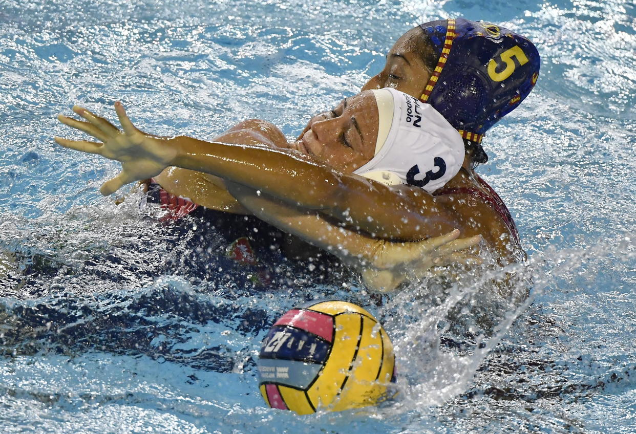 Rebecca Parkes Grace (izquierda) de Hungría y Matilde Ortiz Reyes (derecha) de España durante el partido que enfrentó a amabas selecciones en el Campeonato de Europa de Waterpolo en Barcelona (EFE/EPA/Tibor Illyes)