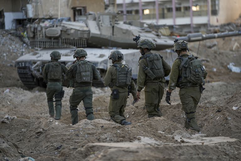 Soldados israelíes realizan una operación en la Franja de Gaza. (AP Photo/Ohad Zwigenberg)