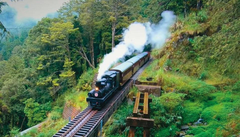 阿里山林業鐵路榮登「世界文化資產鐵道」，深受遊客喜愛。（翻攝林鐵及文資處YouTube）