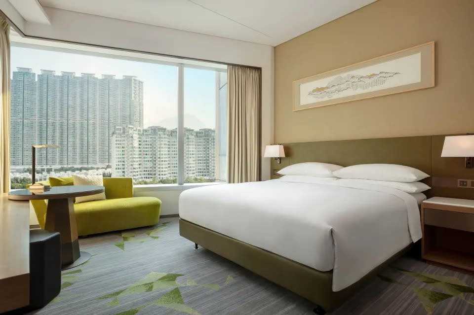 Sheraton Hong Kong Tung Chung Hotel. (Photo: Trip.com)