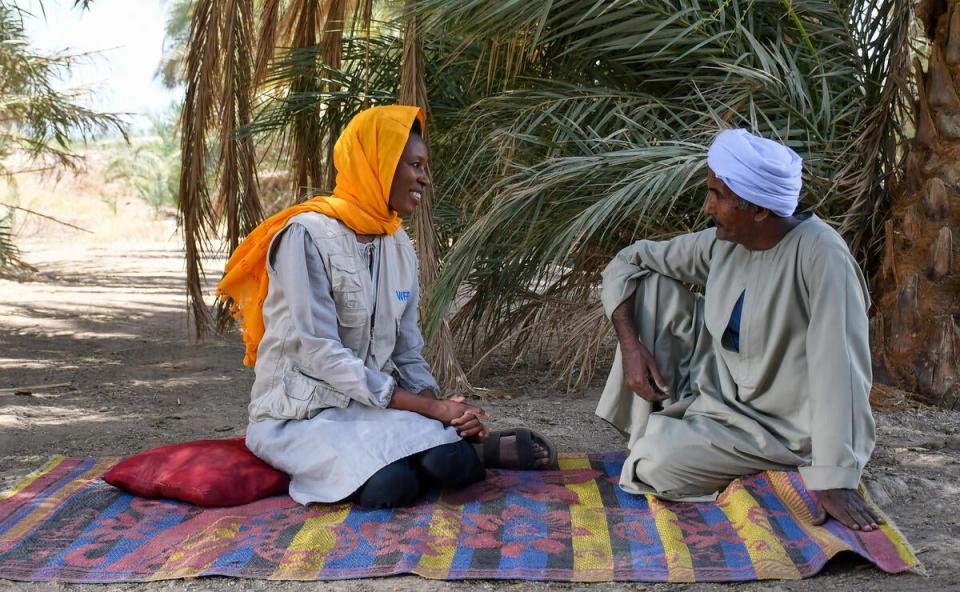 Nyamayaro speaks to a farmer from Aswan, Egypt, who is benefitting from new methods of agriculture and irrigation (WFP/Aboubacar Sidibe)