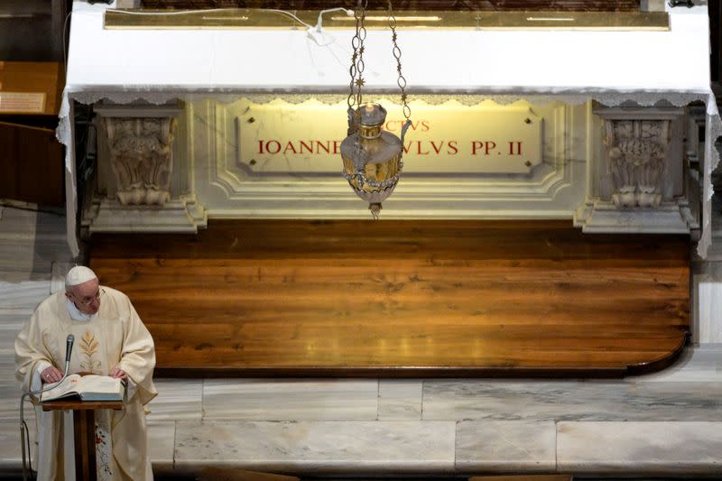 El papa Francisco dirige una misa a puertas cerradas en una capilla lateral de la Basílica de San Pedro donde está enterrado San Juan Pablo II, en el Vaticano el 18 de mayo de 2020. Medios de comunicación del Vaticano, via REUTERS