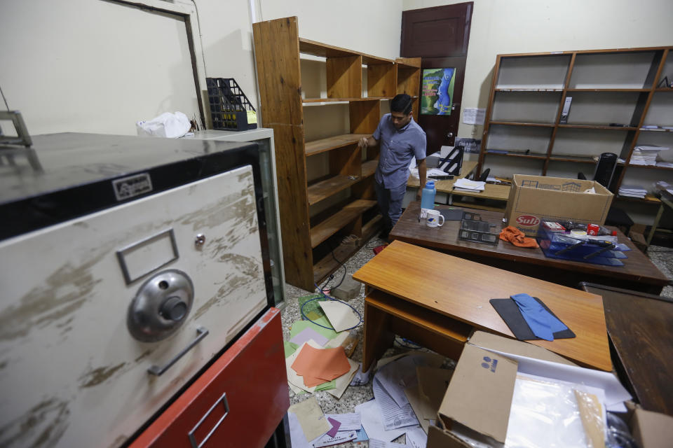 Un empleado camina a través de una oficina saqueada en el Centro de Investigaciones de la Comunicación y Popol Na después de un allanamiento de la policía nacional en Managua, Nicaragua, el viernes 14 de diciembre de 2018. (AP Foto/Alfredo Zuniga)