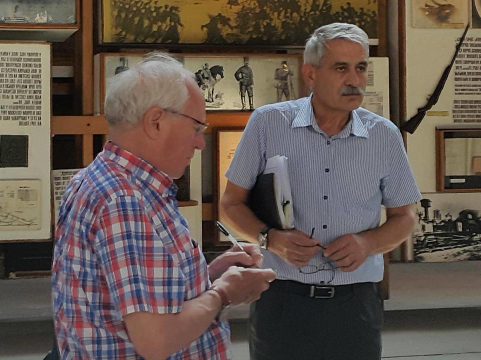 Serbian arms manager Milojko Brzakovic with Robert Fisk inside his factory’s weapons museum (Nelofer Pazira)