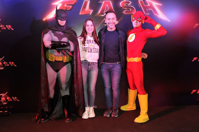 El periodista de espectáculos Adrián Pallares junto a su hija y dos invitados que emularon a Batman y a Flash