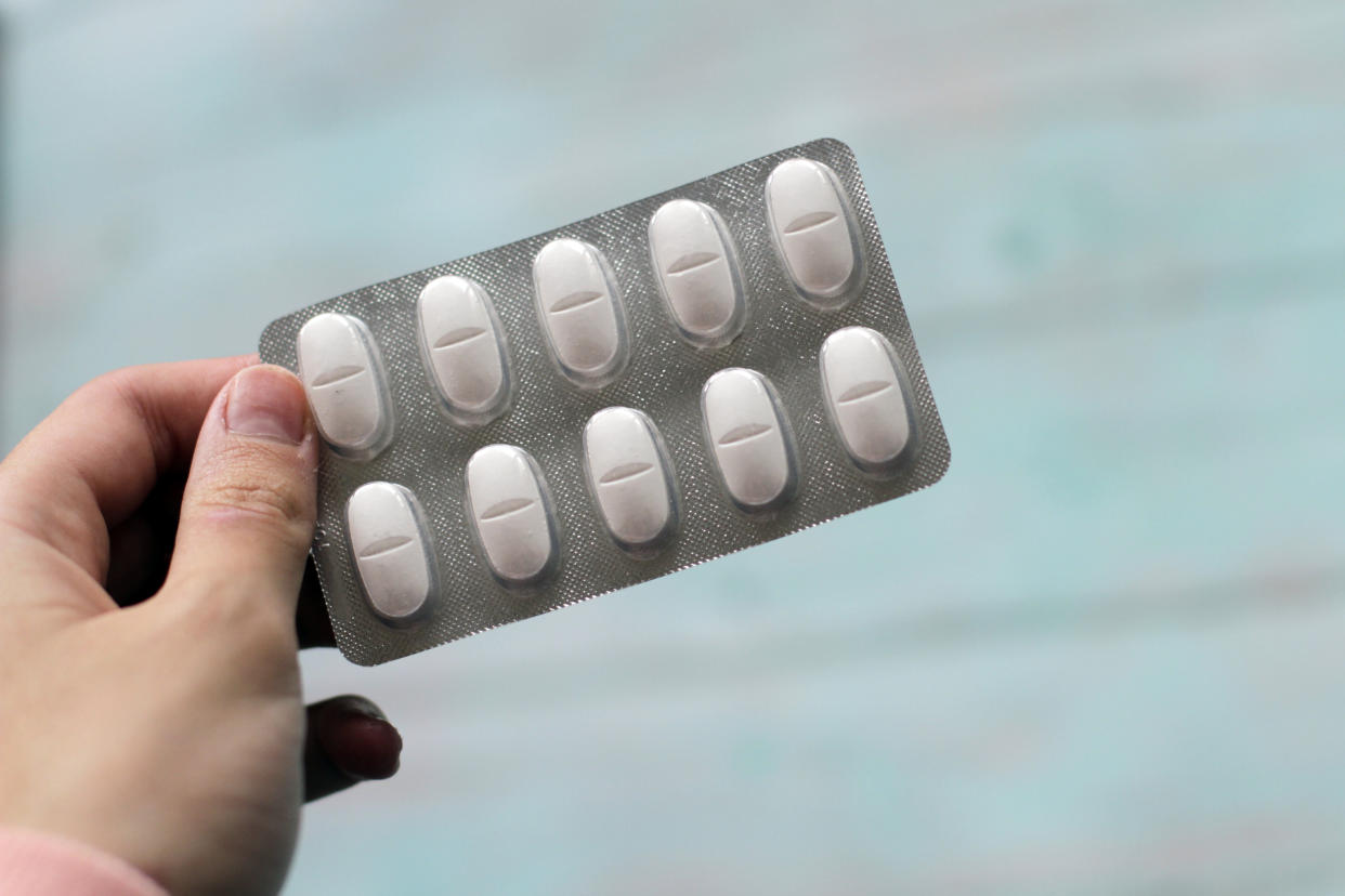 Los analgésicos y los medicamentos que contienen paracetamol (acetaminofeno) son una causa frecuente de daño hépatico, sobre todo cuando se consumen durante largos periodos de tiempo o en dosis mucho mayores a la dosis recomendada. A dosis tóxicas, el acetaminofeno puede lesionar el hígado y provocar insuficiencia hepática. (Foto: Getty)