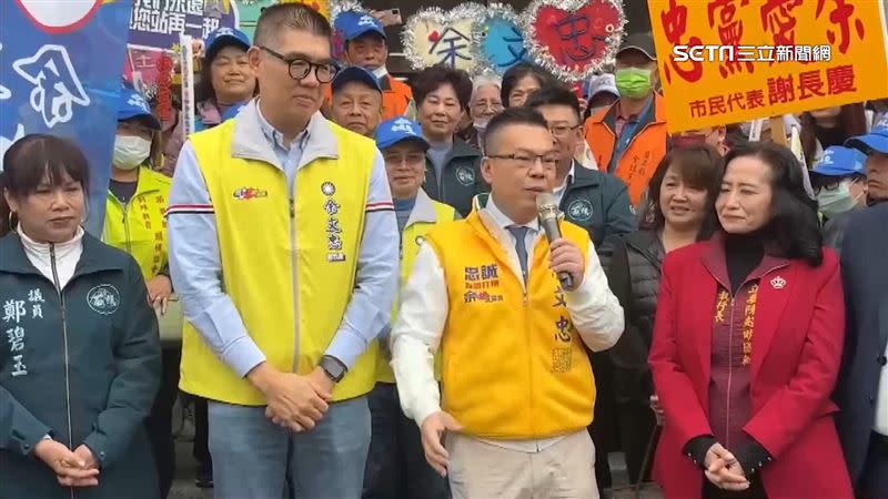 國民黨副主席連勝文（左）陪同余文忠（右）參選登記苗栗市長。