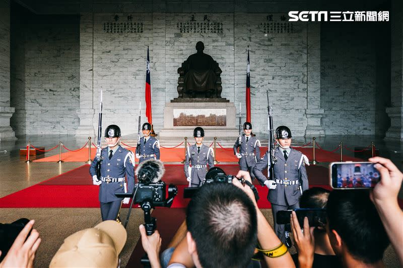 中正紀念堂內儀隊交接，已於本月14日正式走入歷史，圖為最後一次交接，吸引不少民眾前來。