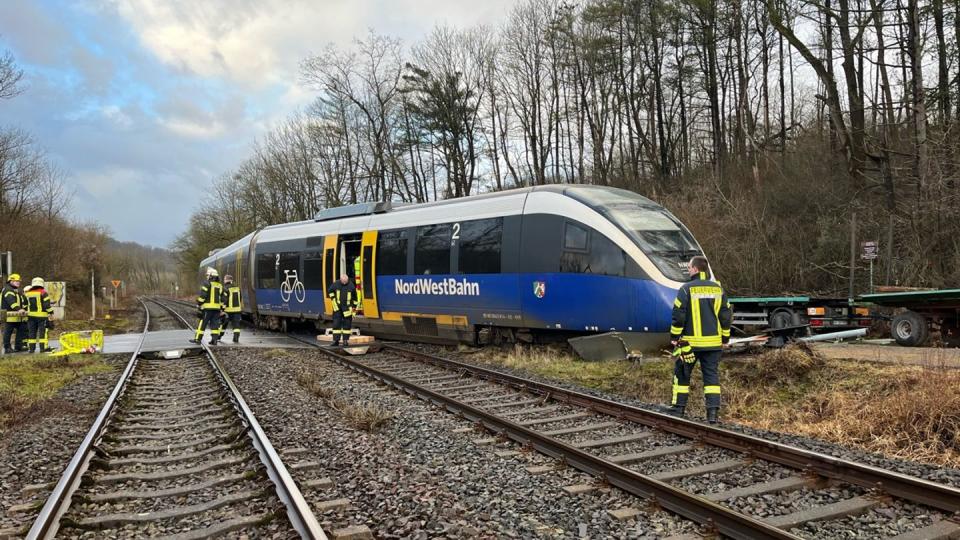 Auch ein Regionalzug sprang aus den Schienen. (Bild: dpa)