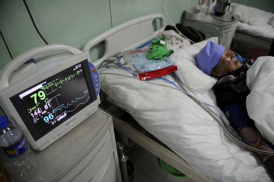 A monitor shows the vital signs of a victim who was injured during a stampede at a mosque, in a hospital in Xiji county of Guyuan, Ningxia Hui Autonomous Region January 5, 2014 in this picture released by Chinese official Xinhua News Agency. A stampede at a religious ceremony in northwestern China as food was being handed out killed 14 people and injured 10, the official Xinhua news agency reported on Monday. Picture taken January 5, 2014. REUTERS/Li Ran/Xinhua (CHINA - Tags: DISASTER HEALTH RELIGION) ATTENTION EDITORS - NO SALES. NO ARCHIVES. FOR EDITORIAL USE ONLY. NOT FOR SALE FOR MARKETING OR ADVERTISING CAMPAIGNS. THIS IMAGE HAS BEEN SUPPLIED BY A THIRD PARTY. IT IS DISTRIBUTED, EXACTLY AS RECEIVED BY REUTERS, AS A SERVICE TO CLIENTS. CHINA OUT. NO COMMERCIAL OR EDITORIAL SALES IN CHINA. YES