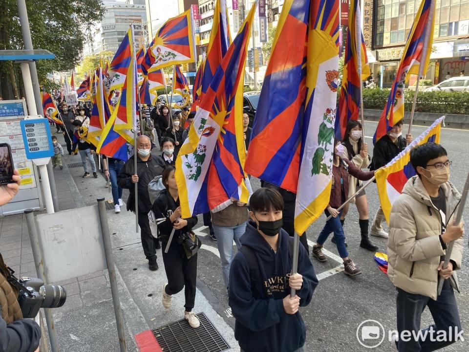 310西藏抗暴日64週年大遊行今天登場，遭中共不人道迫害關押5年的NGO工作者李明哲帶著妻子李凈瑜拿著雪山獅子旗現身力挺。   圖：周煊惠 / 攝