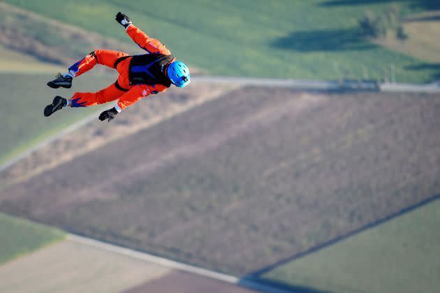 <p>Le Suisse Raphaël Domjan s'est jeté mardi à 1520 mètres d'altitude de SolarStratos, effectuant la première chute libre depuis un avion solaire.</p>