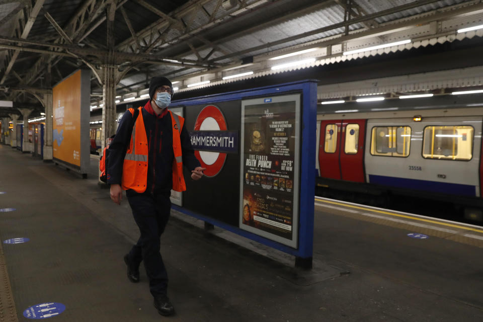 Joseph Cocks, conductor del tren subrerráneo de Londres, camina por un andén vacío en la estación de Hammersmith de Londres el 10 de marzo del 2021- (AP Photo/Alastair Grant)