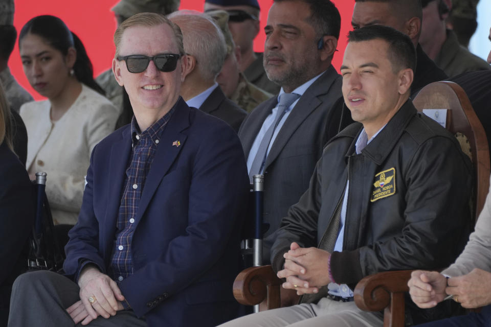 El presidente ecuatoriano, Daniel Noboa, a la derecha, y el embajador de Estados Unidos en Ecuador, Michael J. Fitzpatrick, en el acto de entrega de un avión Hércules para misiones militares donado por el gobierno de Estados Unidos, en el aeropuerto de Cotopaxi en Latacunga, Ecuador, el lunes 25 de marzo de 2024. (AP Foto/Dolores Ochoa)