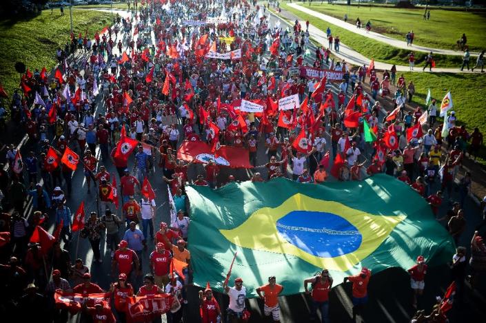 Unionists and Worker's Party (PT) supporters demonstrate in support of president Dilma Rousseff in Brasilia (AFP Photo/Andressa Anholete)