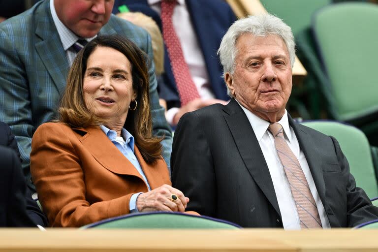 Hoffman lució muy elegante con un traje negro, una camisa blanca y una corbata en color beige con rayas. Lisa, por su parte, optó por un conjunto de lino en tono habano, una camisa azul y una camiseta de algodón blanca