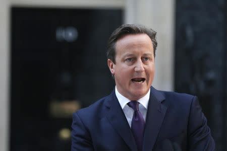 Britain's Prime Minister David Cameron speaks to members of the media in front of 10 Downing Street in London September 19, 2014. REUTERS/Suzanne Plunkett