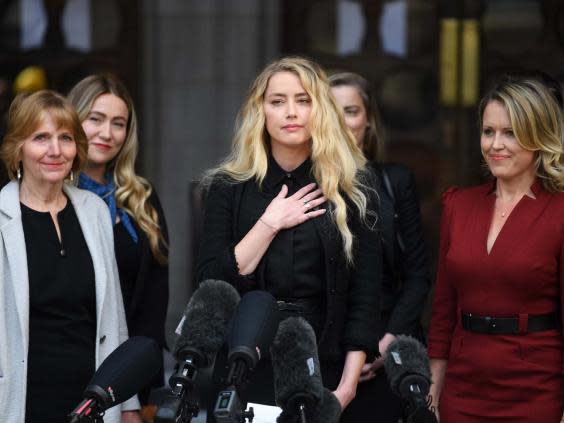 US actress Amber Heard (centre) gives a statement outside the Royal Courts of Justice in London as actor Johnny Depp’s libel trial draws to and end, 28 July 2020. (Neil Hall/EPA)