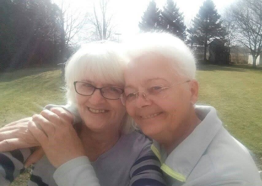 Teresa Suliga (left) and her sister Elizabeth Seremak (right) in a family photo. (Dorothy Suliga - image credit)