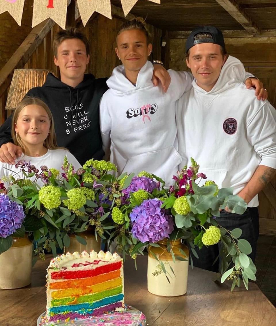 El pasado 1 de septiembre el joven alcanzó la mayoría de edad. Celebró su cumpleaños rodeado de sus hermanos. "Os quiero, chicos", escribió junto a esta foto. (Foto: Instagram / <a href="https://www.instagram.com/p/CEmfTEaD2D3/" rel="nofollow noopener" target="_blank" data-ylk="slk:@romeobeckham;elm:context_link;itc:0;sec:content-canvas" class="link ">@romeobeckham</a>)