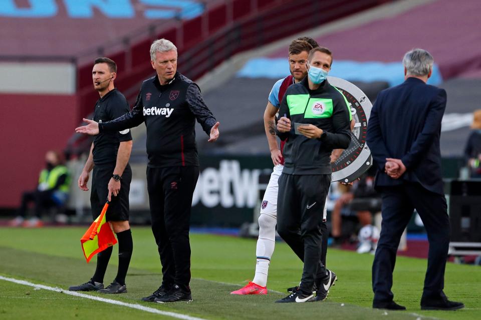 David Moyes gestures towards Carlo Ancelotti at the London StadiumGetty