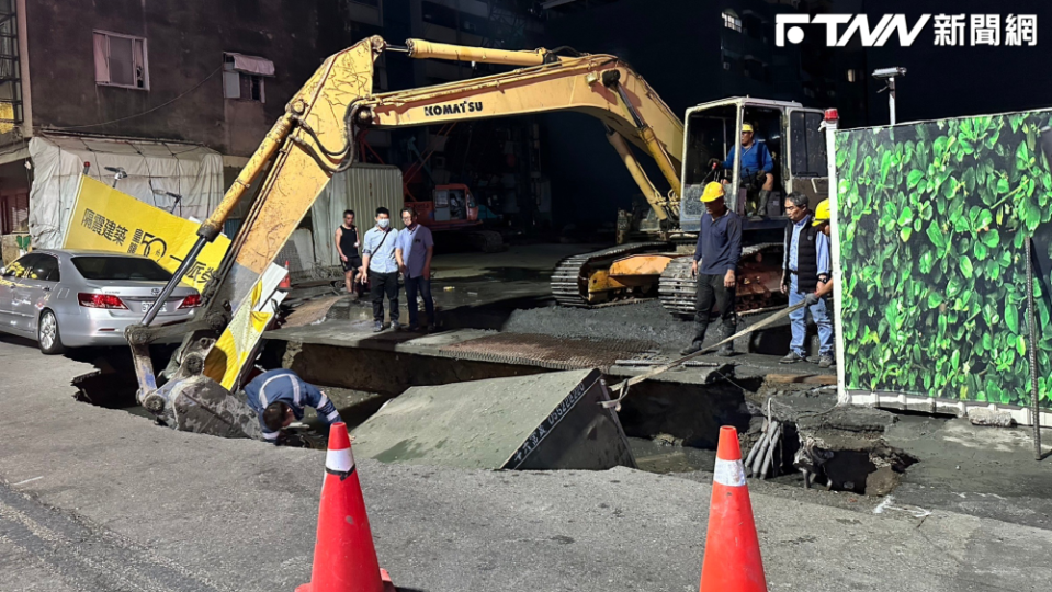 台南市五妃街與西門路一段路口，昨日傍晚發生皇龍建設新建工地施工處路面塌陷，1輛小貨車掉落坑洞內。（圖／台南市政府官網）