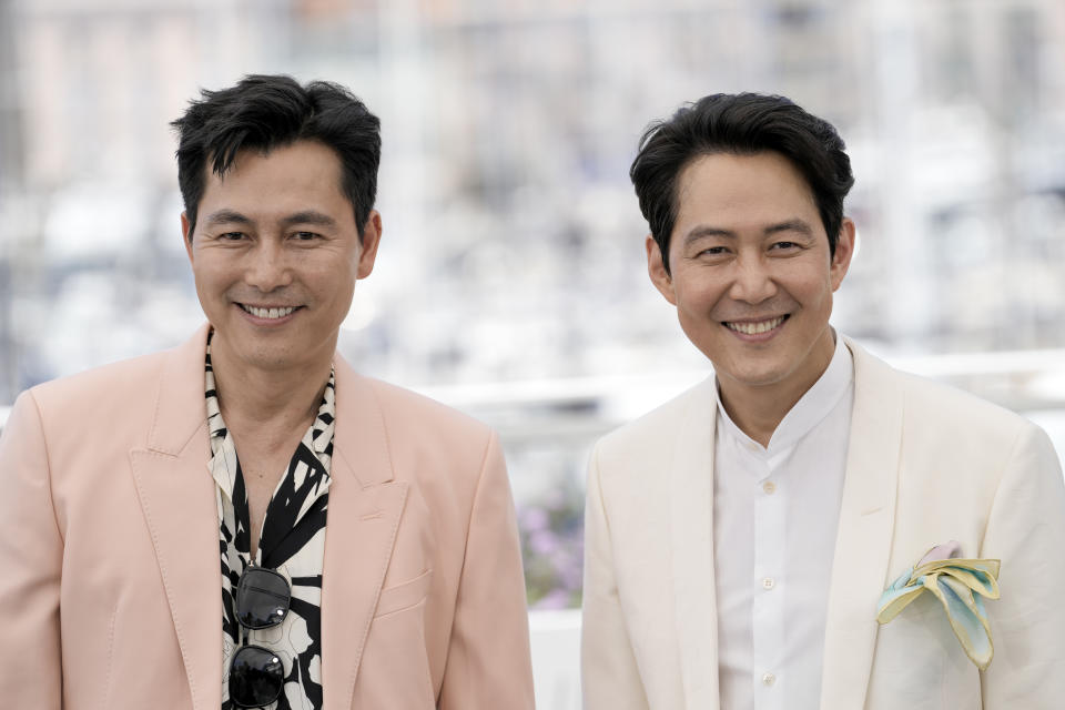 Lee Jung-jae, a la derecha, y Jung Woo-sung posan en el Festival de Cine de Cannes con motivo del estreno de su película "Hunt", el jueves 19 de mayo de 2022 en el sur de Francia. (Foto por Joel Ryan/Invision/AP)