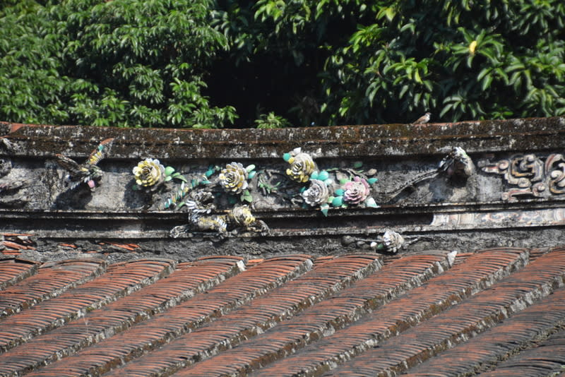 十四張明記堂  屋頂中脊花鳥獸剪黏 新北市文史學會專案執行長夏聖禮日前發表「藜閣留 輝—大坪林劉氏寬記支派六記研究」新書，是針對 「明記堂」古厝的研究報告。圖為明記堂正身屋頂中 脊的花草鳥獸剪黏。 中央社記者黃旭昇新北攝  113年4月26日 